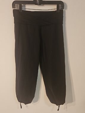 Lululemon Black Athletic Dance Capri Pants (Size 6)